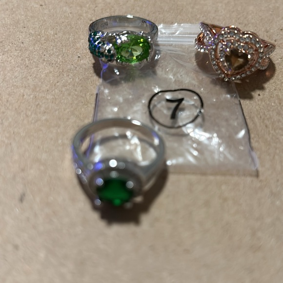 Here’s 6 💍’s that are all size 7. Costume jewelry that’s in tip top shape. - Picture 2 of 3